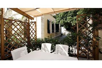 Italia Byt San Vincenzo, Esterno